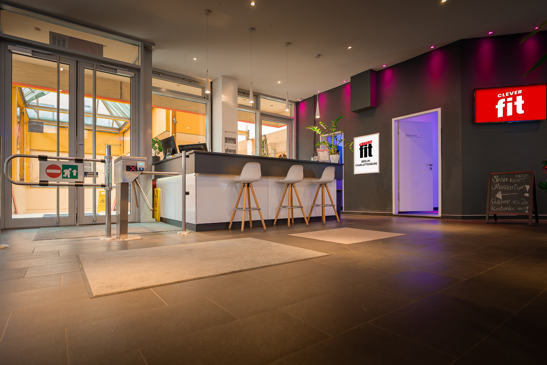 Theke und Eingangsbereich im Clever Fit Berlin-Charlottenburg